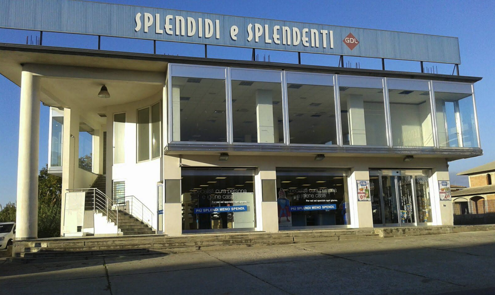Esterno del punto vendita Splendidi e Splendenti a Taurianova, in via Circonvallazione Sud 202