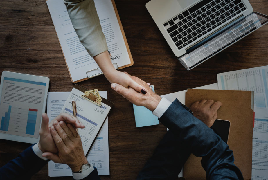 Stretta di mano in un contesto di collaborazione professionale